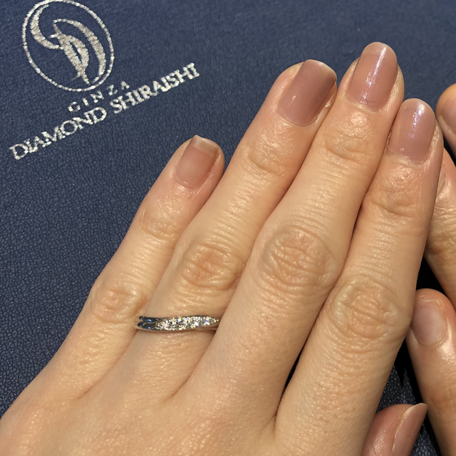 【銀座ダイヤモンドシライシの口コミ】 少しリング幅が広い物ですが、ウェーブデザインなので女性らしい雰囲気を…