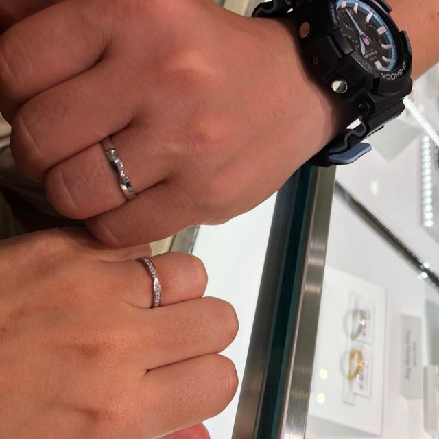 【STAR JEWELRY(スタージュエリー)の口コミ】 クロッシングスターと言うデザインで両方ともに小さなダイヤが背面に埋め…