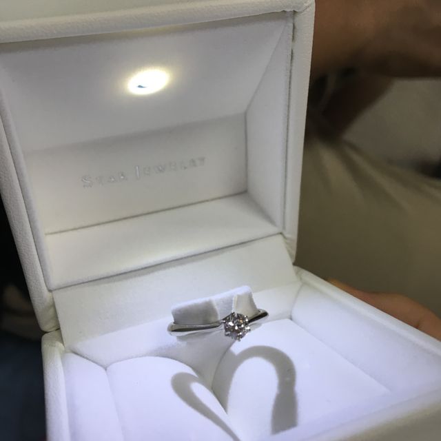 【STAR JEWELRY(スタージュエリー)の口コミ】 婚約指輪はシンプルなデザインに憧れていたのでこちらのタイプにしました…
