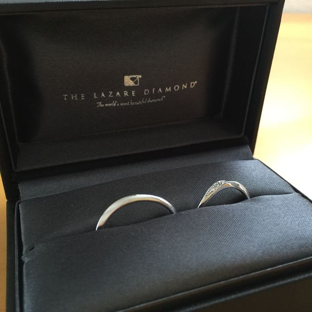 【ラザール ダイヤモンド(LAZARE DIAMOND)の口コミ】 シンプルでも少し特徴のあるデザインを探していて、この指輪はエッジの効…