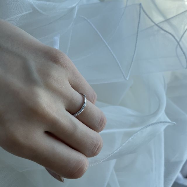 【銀座ダイヤモンドシライシの口コミ】 初めは3つくらいのダイヤがついたシンプルなものを探していましたが、付け…