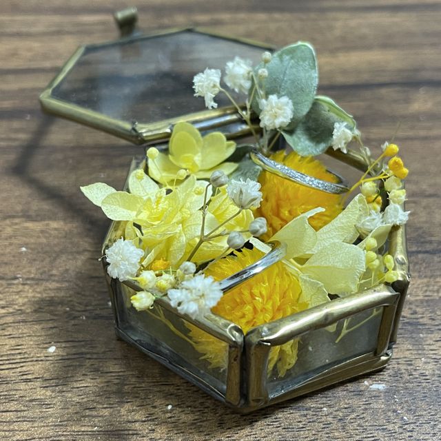 【銀座ダイヤモンドシライシの口コミ】 初めは3つくらいのダイヤがついたシンプルなものを探していましたが、付け…