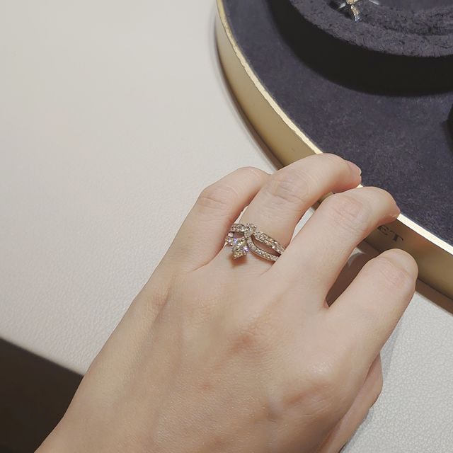 【ショーメ(CHAUMET)の口コミ】 フリソン0.35カラットです
立て爪のデザインが星のように5点どめになって…