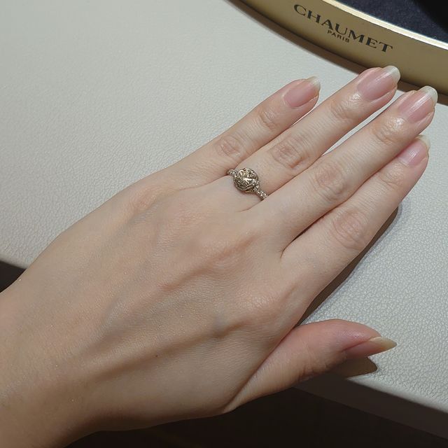 【ショーメ(CHAUMET)の口コミ】 フリソン0.35カラットです
立て爪のデザインが星のように5点どめになって…