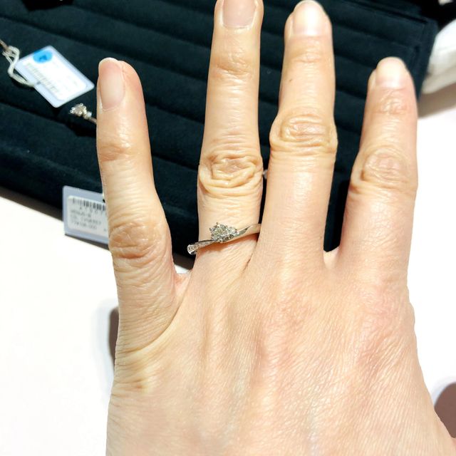 【TRECENTI(トレセンテ)の口コミ】 婚約指輪は、デザイン的には比較的シンプルなものが多いものの、随所に工…
