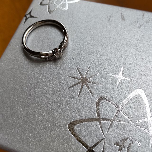 【4℃ BRIDAL(ヨンドシーブライダル)の口コミ】 こちらの婚約指輪は、ウェーブラインが美しく、中央のダイヤが輝いていて…