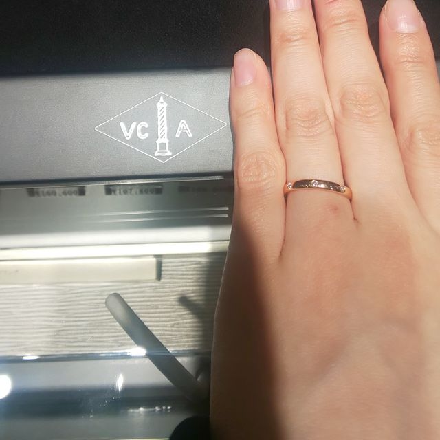 【ヴァン クリーフ＆アーペル(Van Cleef & Arpels)の口コミ】 控えめにダイヤが3石配置され、素敵なデザインでした。付け心地も良く、軽…