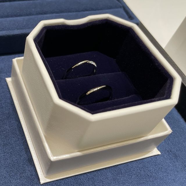 【4℃ BRIDAL(ヨンドシーブライダル)の口コミ】 女性の方のデザインが、片方にダイヤモンドがついており、気分によって自…