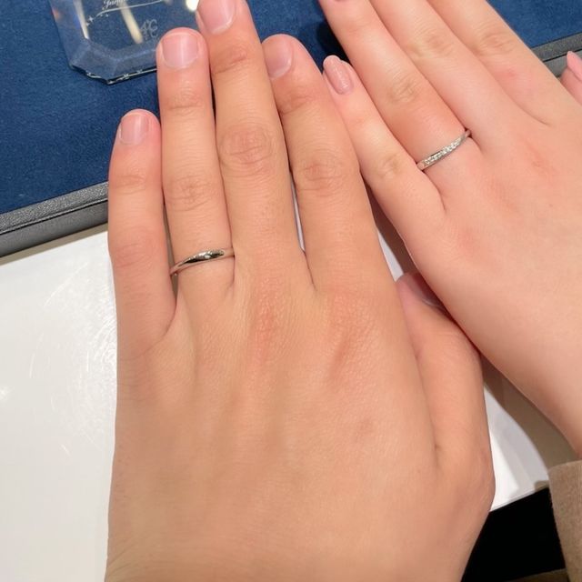 【4℃ BRIDAL(ヨンドシーブライダル)の口コミ】 女性の方のデザインが、片方にダイヤモンドがついており、気分によって自…