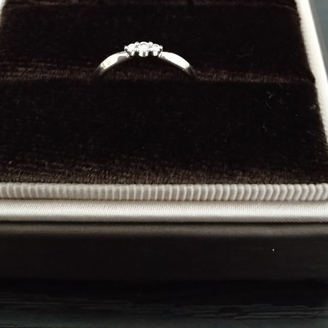 【アイプリモ(I-PRIMO)の口コミ】 真ん中に3つダイヤが並んでおり、華やか且つ指が綺麗に見える所が好きです…