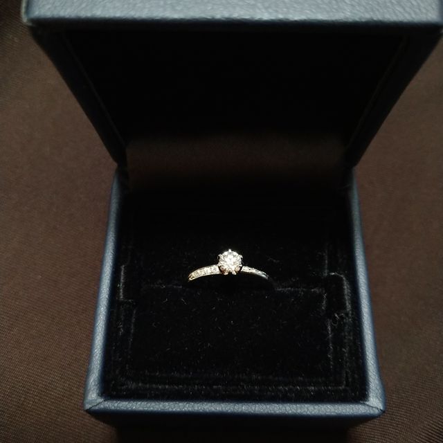 【TRECENTI(トレセンテ)の口コミ】 婚約指輪といえばダイヤがごろっとついてるものが真っ先に浮かんだので真…