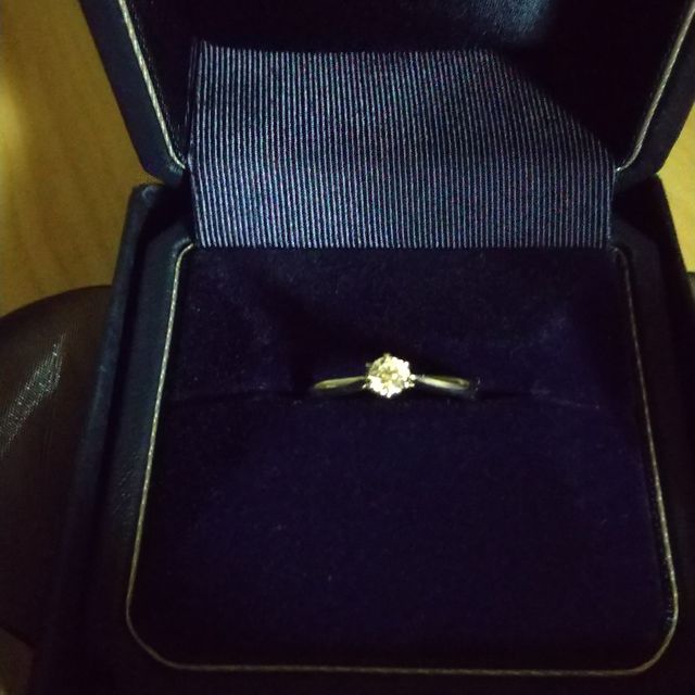 【銀座ダイヤモンドシライシの口コミ】 シンプルな立て爪の一粒タイプを探していて、こちらを試着した時にほぼ一…