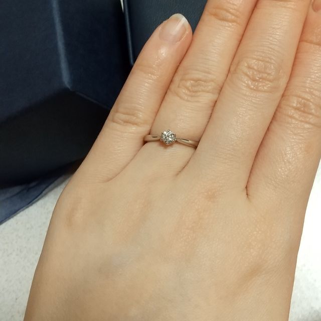 【銀座ダイヤモンドシライシの口コミ】 シンプルな立て爪の一粒タイプを探していて、こちらを試着した時にほぼ一…