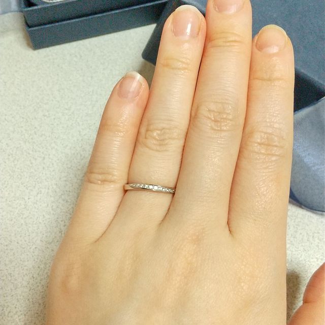 【銀座ダイヤモンドシライシの口コミ】 シンプルで職場にもつけていけるデザインを考えていました。
こちらの指輪…