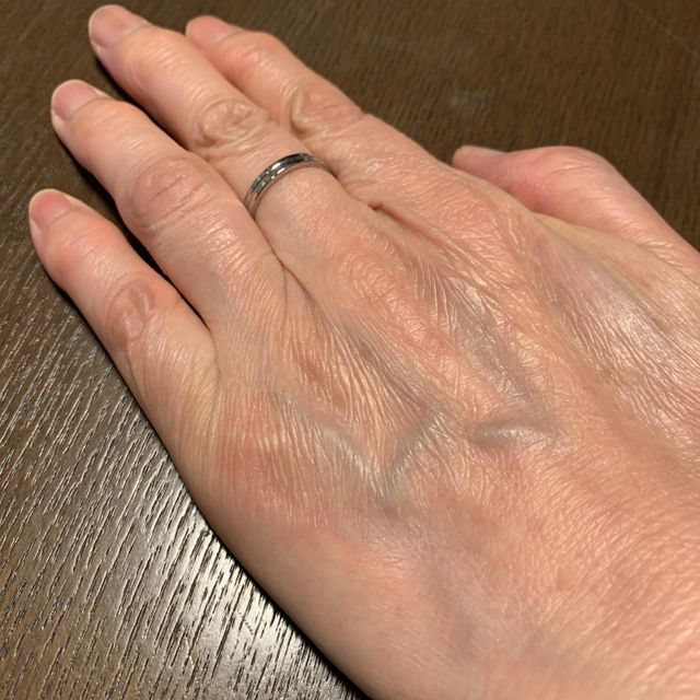 【Ptau(ピトー)の口コミ】 ダイヤが指輪全体に散りばめられたデザインと、指輪の内側に自分と夫の誕…