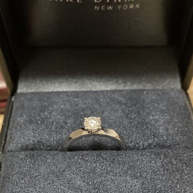 【ラザール ダイヤモンド(LAZARE DIAMOND)の口コミ】 デザインがとても気に入りました。
せっかく彼から貰うものなので、いつも…