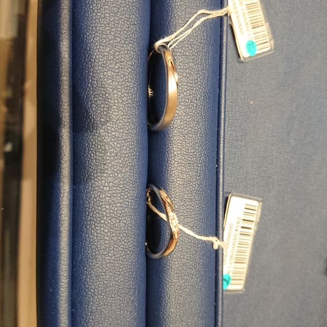 【銀座ダイヤモンドシライシの口コミ】 指が太いという事で似合う形はウェーブがVの形かなと思い、選びました。
…