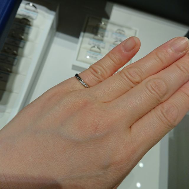 【銀座ダイヤモンドシライシの口コミ】 指が太いという事で似合う形はウェーブがVの形かなと思い、選びました。
…