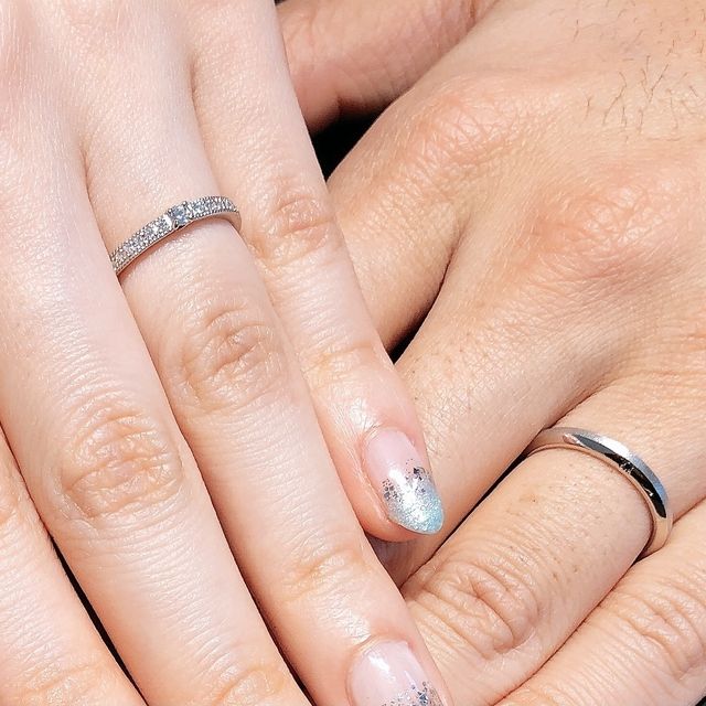 【エクセルコダイヤモンド(EXELCO DIAMOND)の口コミ】 女性の方はセンターダイヤが少し大きいハーフエタニティでミルまで入って…