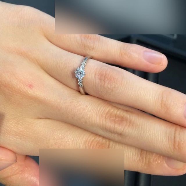 【エクセルコダイヤモンド(EXELCO DIAMOND)の口コミ】 センターの大きなダイヤモンドのまわりに輝くメレダイヤが配置されていて…