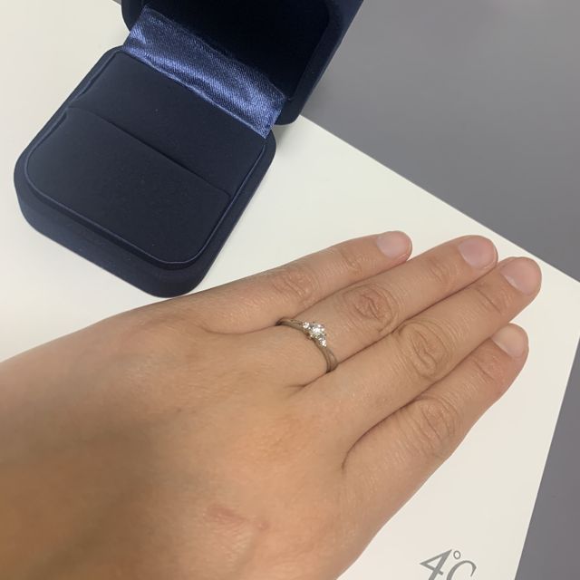 【4℃ BRIDAL(ヨンドシーブライダル)の口コミ】 真ん中のメインダイヤモンドの横に2石小さいダイヤモンドがついたもので、…