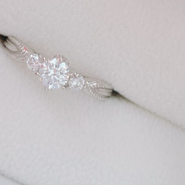 【アンジェリックフォセッテ(Angelique Fossette)の口コミ】 王道クラシカルでアンティークな雰囲気が好きで、ミル打ちのデザインのも…