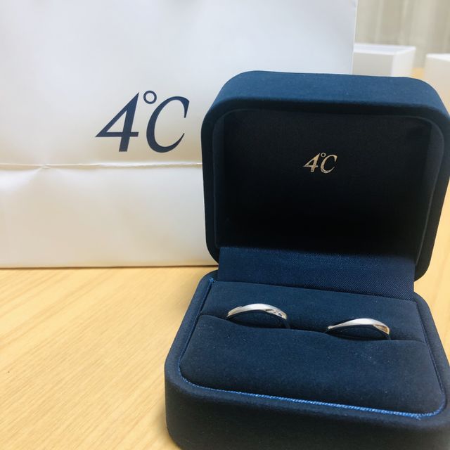 【4℃ BRIDAL(ヨンドシーブライダル)の口コミ】 シンプルなデザインが良く、ネットでなんとなく調べていきました。主人と2…