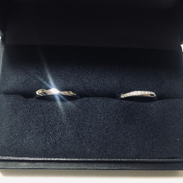 【ラザール ダイヤモンド(LAZARE DIAMOND)の口コミ】 どちらの指輪もライン状のデザインが入っておりとても気に入っています。…