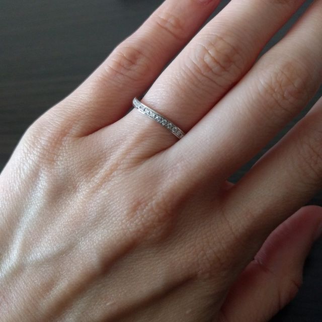 【アイプリモ(I-PRIMO)の口コミ】 細身のリングに小さいダイヤがちりばめられてとても品のある素敵なデザイ…