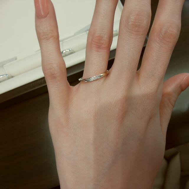 【俄(にわか)の口コミ】 ･細いもの
･ストレートではないけれどもウェーブすぎないこと
･メレが3個…