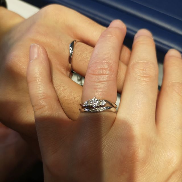 【銀座ダイヤモンドシライシの口コミ】 彼から頂いた婚約指輪と重ね付けができるように同じブランドで選びました…