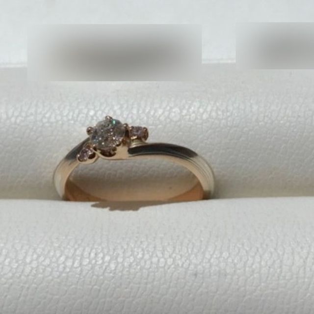 【杢目金屋(もくめがねや)の口コミ】 花をモチーフにした可愛らしく上品なデザインのリングであり、杢目の色合…