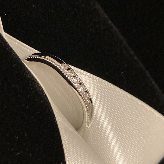 【エクセルコダイヤモンド(EXELCO DIAMOND)の口コミ】 指が長く見えるゆるやかなV字の形がとても気に入り、購入しました。
外資…