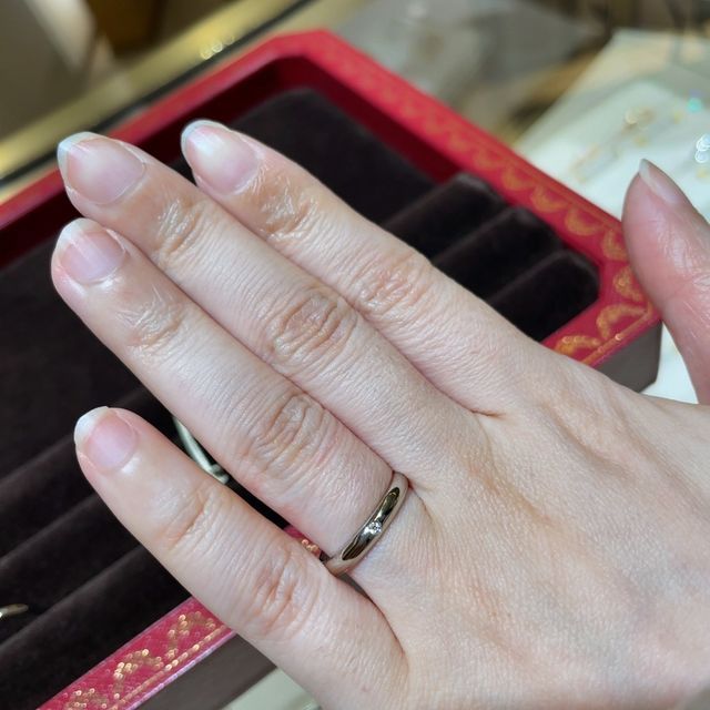 【カルティエ(Cartier)の口コミ】 人気のカルティエなので、憧れブランドでした。
丸みがあり、真ん中にダイ…