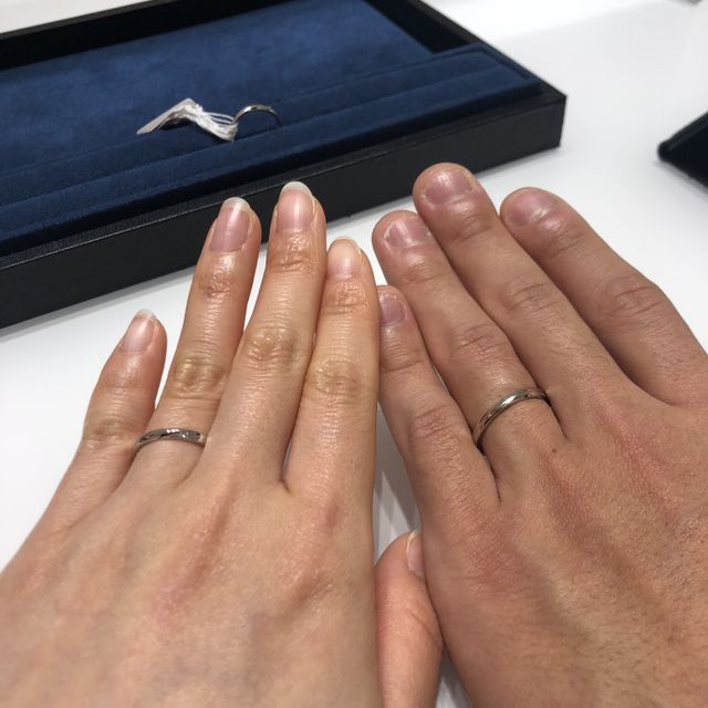 【4℃ BRIDAL(ヨンドシーブライダル)の口コミ】 ウェーブのデザインになっており、そのウェーブ加減が絶妙で、指が綺麗に…