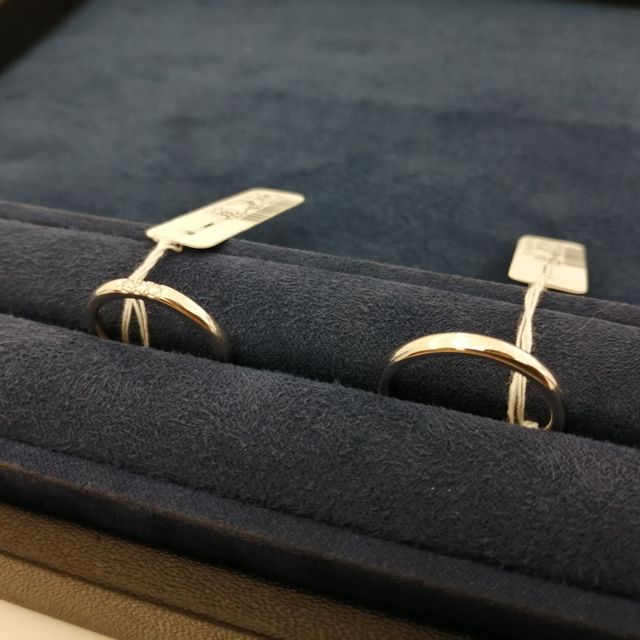 【4℃ BRIDAL(ヨンドシーブライダル)の口コミ】 夫妻共に結婚指輪は日常的に着用しようと考えていたため、とにかくシンプ…