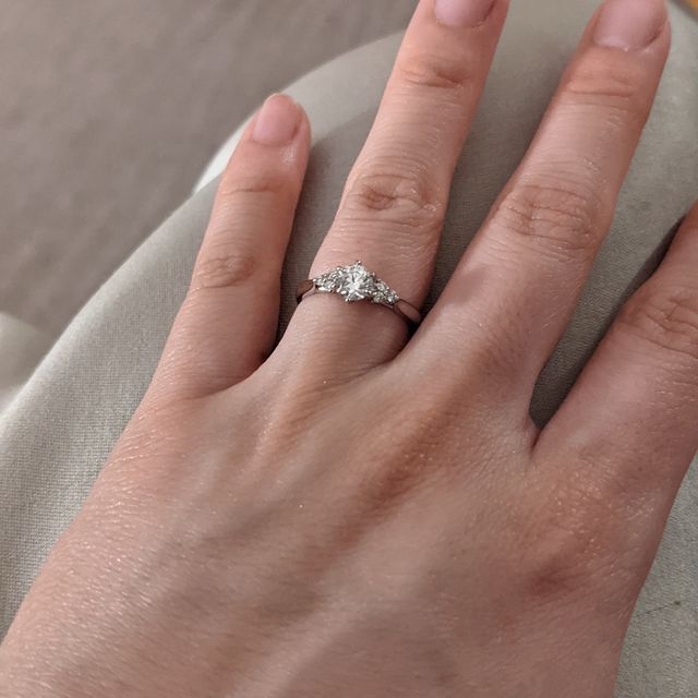 【銀座ダイヤモンドシライシの口コミ】 メレの配置のセンスが良い。大きいダイヤの存在を違和感なく引き立ててく…