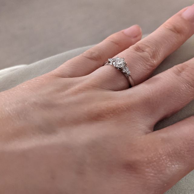 【銀座ダイヤモンドシライシの口コミ】 メレの配置のセンスが良い。大きいダイヤの存在を違和感なく引き立ててく…