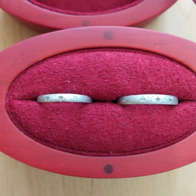 【ひなの口コミ】 私たちは夫婦で好みが違うのですが、指輪の太さや、和をイメージしている…