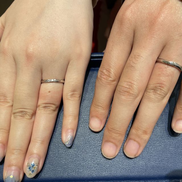 【銀座ダイヤモンドシライシの口コミ】 ストレートに近いウェーブデザインで着用時に指が自然と綺麗に見えるのが…