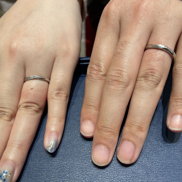 【銀座ダイヤモンドシライシの口コミ】 ストレートに近いウェーブデザインで着用時に指が自然と綺麗に見えるのが…