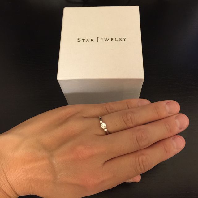 【STAR JEWELRY(スタージュエリー)の口コミ】 婚約指輪は主人と一緒に買いに行きました。10社以上見てまわり、この指輪…
