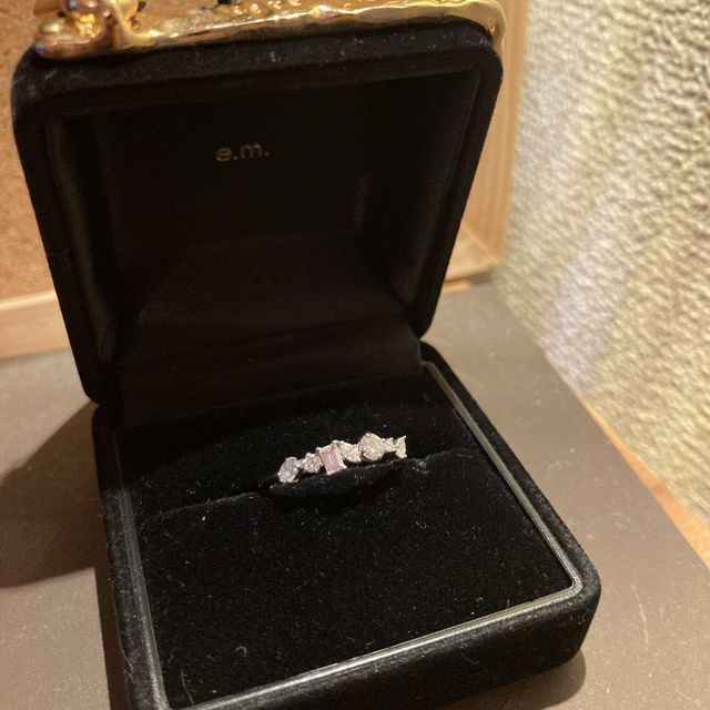 【e.m.の口コミ】 結婚指輪はシンプルなものになるので、婚約指輪くらいキラキラしてても良…