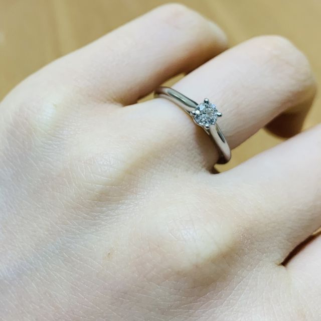 【カルティエ(Cartier)の口コミ】 1895ソリテールリングは定番の形だからこそ、指を長く綺麗にみせてくれま…