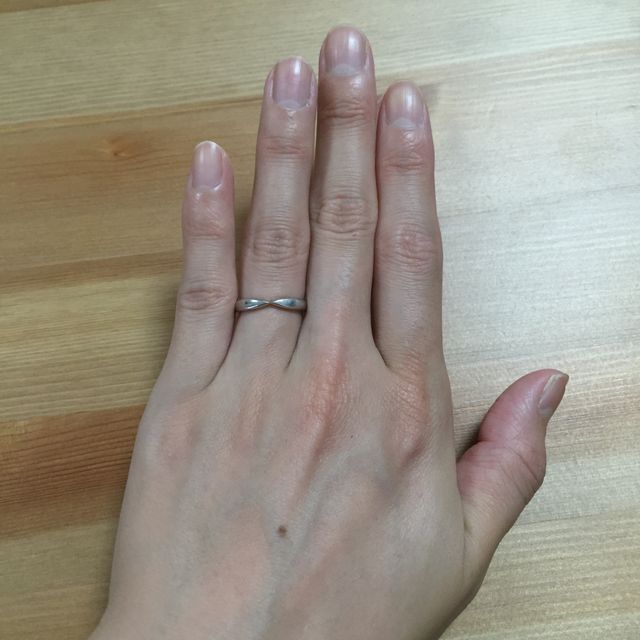 【ティファニー(Tiffany & Co.)の口コミ】 シンプルで、でもちょっぴりデザイン性のある、毎日つけていても飽きない…