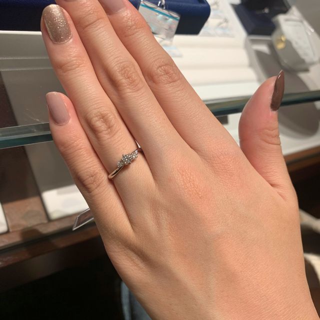 【銀座ダイヤモンドシライシの口コミ】 ウェーブ形が強めでダイヤモンドの周りにも3石付いているので、とても華や…