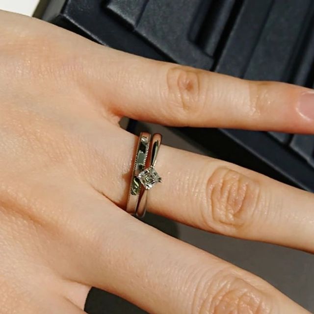 【ROYAL ASSCHER(ロイヤル・アッシャー)の口コミ】 ロイヤル・アッシャー・カットのダイヤモンドが非常に綺麗なエンゲージリ…