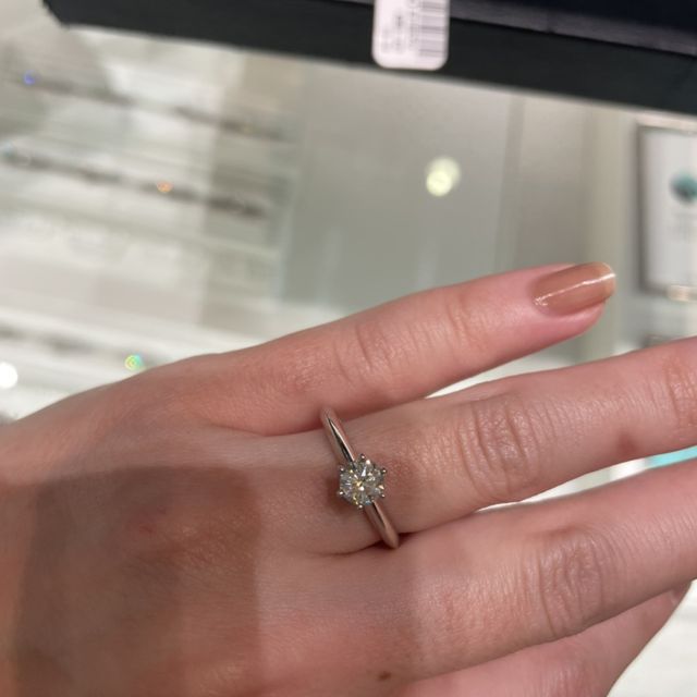 【ティファニー(Tiffany & Co.)の口コミ】 王道のティファニーセッティングです。恐らく0.5カラットくらいだと思いま…