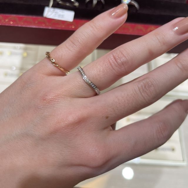 【カルティエ(Cartier)の口コミ】 ハーフエタニティと決めていた為、ハーフエタニティの指輪を試着させて頂…