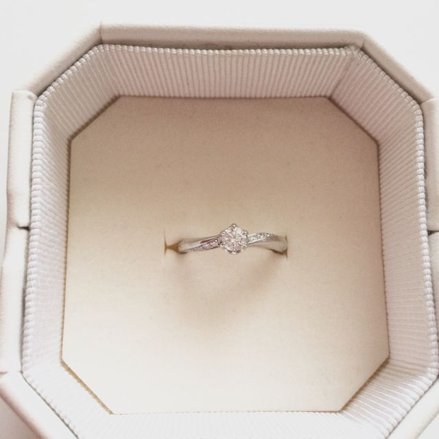 【4℃ BRIDAL(ヨンドシーブライダル)の口コミ】 私は婚約指輪とはいえ、毎日つけたい希望がありましたので、普段使いがで…